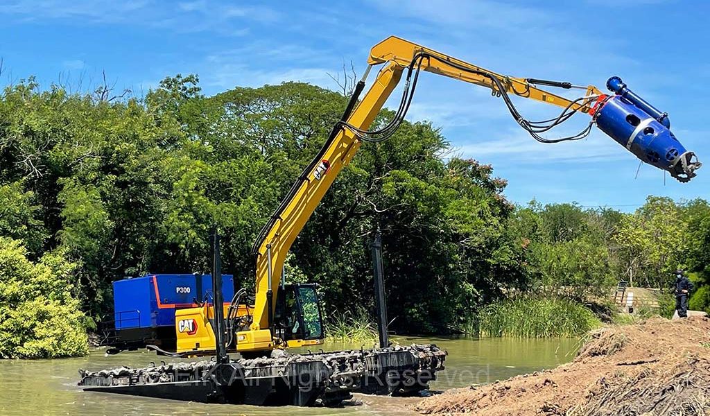 AM200-EIK-Amphibious-CAT320-performing-dredging-work-in-a-lake-2
