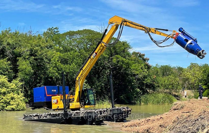 AM200-EIK-Amphibious-CAT320-performing-dredging-work-in-a-lake-2