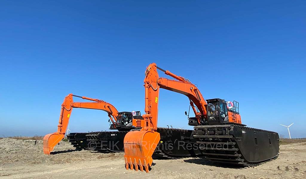 AM350-AM450-EIK-amphibious-working-at-solar-farm-project-site