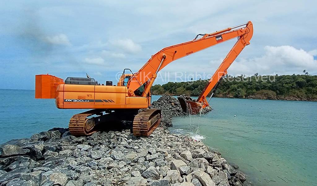 EIK-16m-Long-Reach-with-Doosan-DX300-at-Breakwater-site