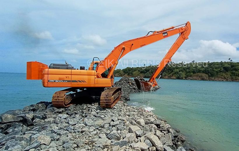 EIK-16m-Long-Reach-with-Doosan-DX300-at-Breakwater-site