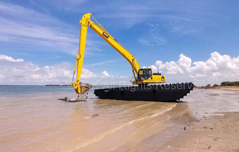EIK-AM350-Amphibious-Excavator-with-Komatsu-PC350-at-beach-maintenance-job